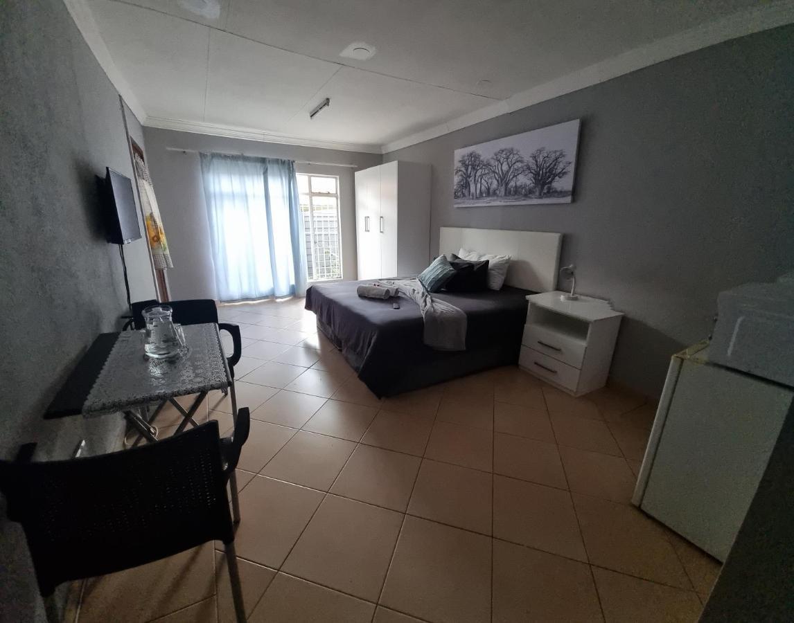 Stay At Home Airport Lodge Kempton Park Exterior foto