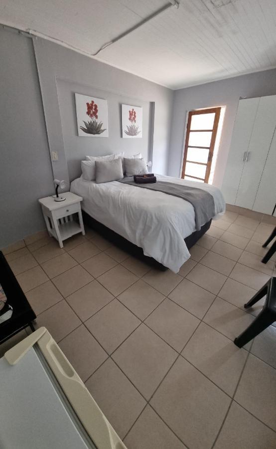 Stay At Home Airport Lodge Kempton Park Exterior foto