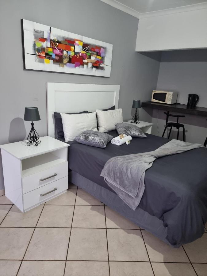 Stay At Home Airport Lodge Kempton Park Exterior foto