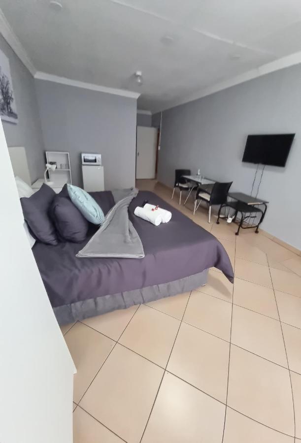 Stay At Home Airport Lodge Kempton Park Exterior foto