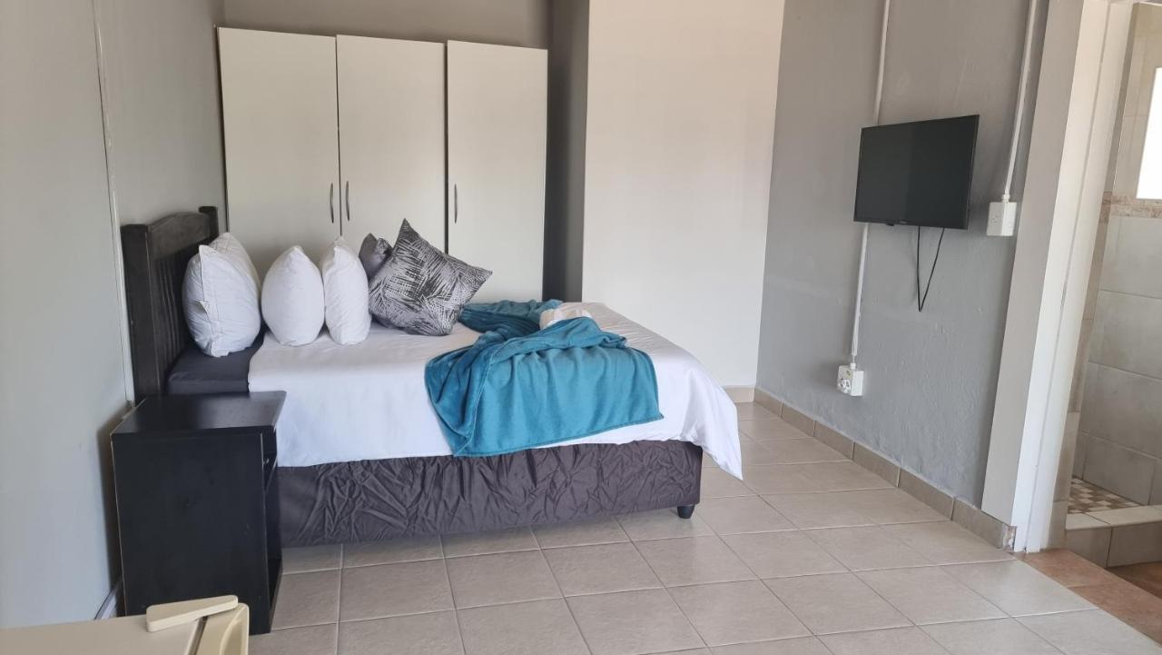 Stay At Home Airport Lodge Kempton Park Exterior foto