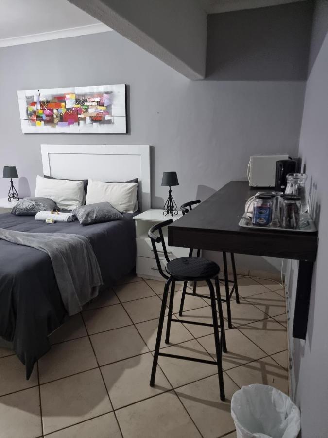 Stay At Home Airport Lodge Kempton Park Exterior foto